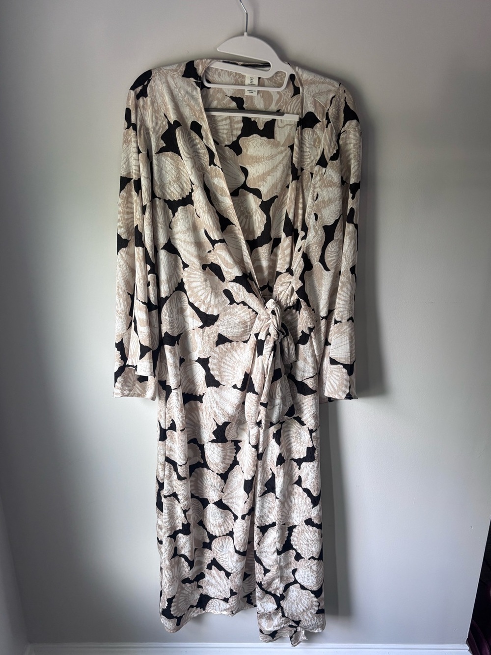 H&M Women’s Cream & Black Seashell Wrap Dress
